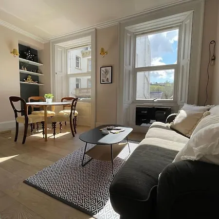 Bijou Apartment In The Heart Of Melrose Exterior photo